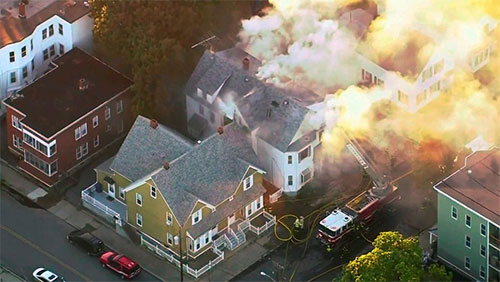 edificio en llamas Una serie de explosiones de gas en el estado de Massachusetts